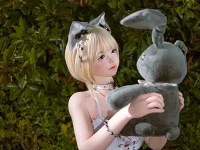 Our 5ft YaoYao spotted a snowy wanderer near Building 3!