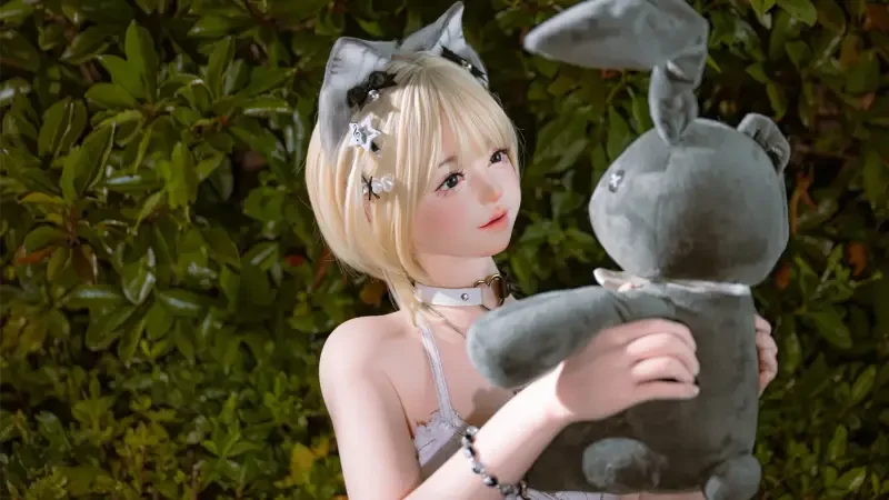 Our 5ft YaoYao spotted a snowy wanderer near Building 3!